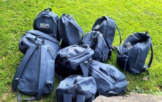 Mochilas en el césped durante la semana de viaje inversivo en Irlanda