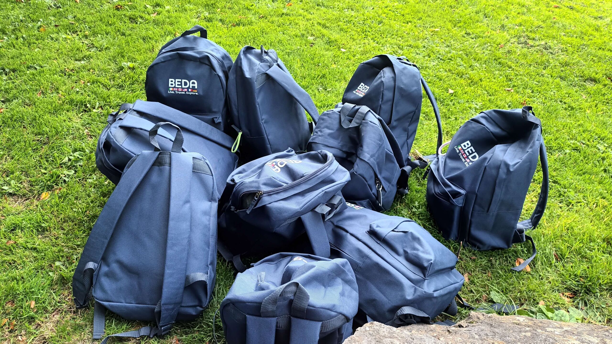 Mochilas en el césped durante la semana de viaje inversivo en Irlanda