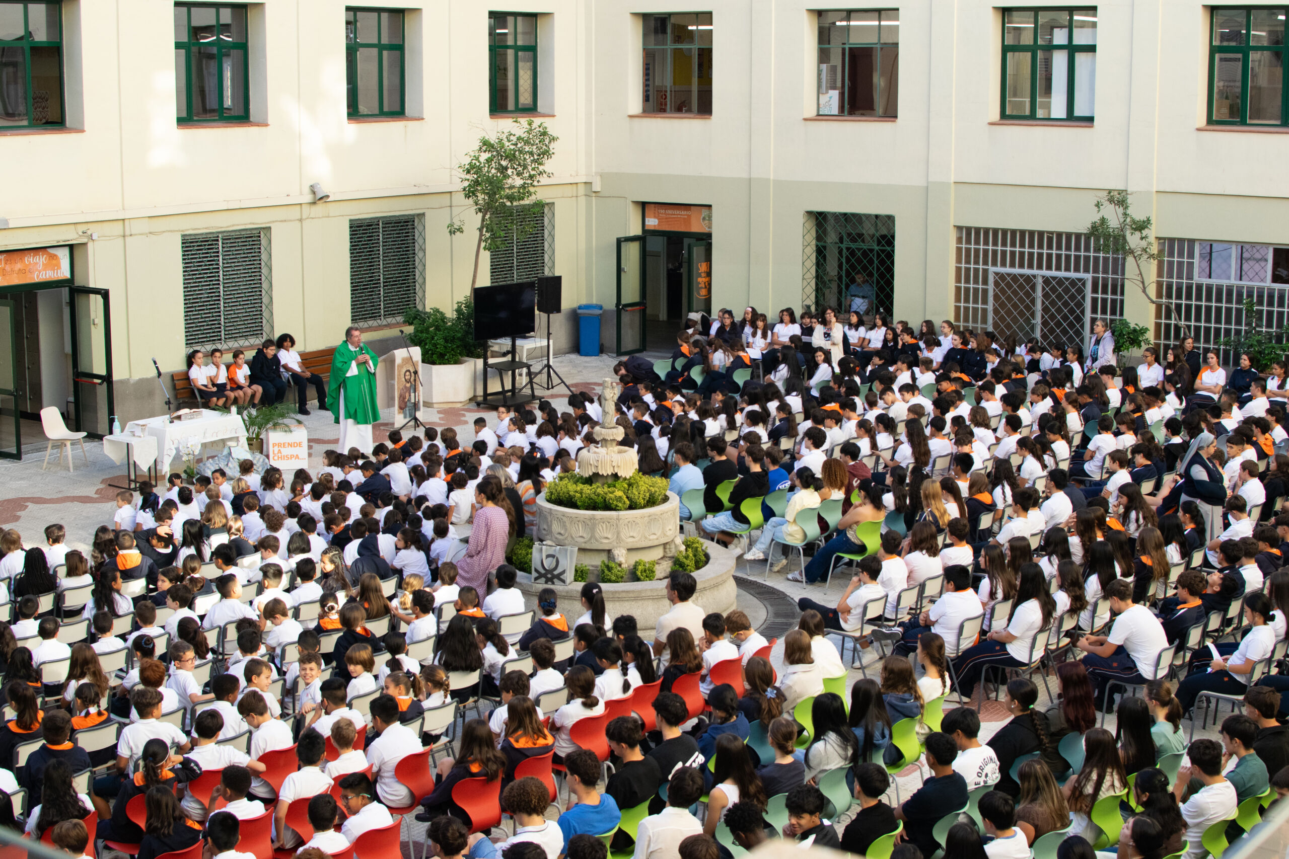 Alumnos y alumnas de Ed. Primaria, ESO y Bachillerato asisten junto a la misa de inicio de curso en el patio del colegio Nazaret Oporto